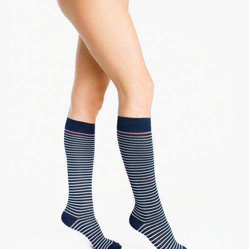Sigvaris - Chaussettes de contention femme éco-conçues Marinière marine et blanc - Vue face