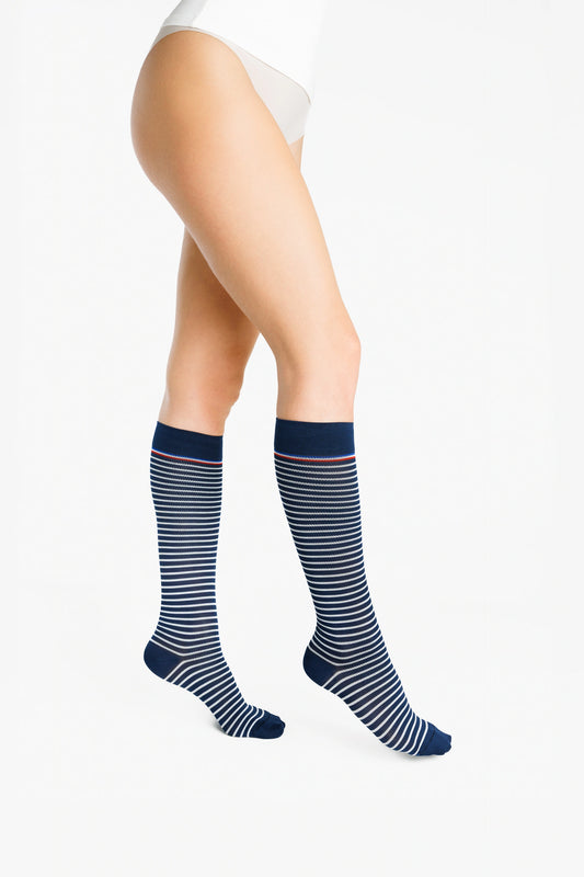 Sigvaris - Chaussettes de contention femme éco-conçues Marinière marine et blanc - Vue face